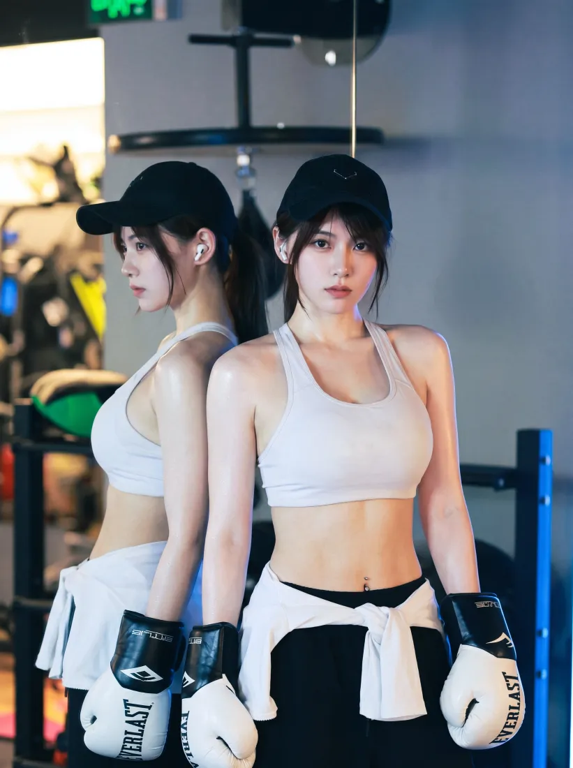拳击少女手机壁纸|健身房背景图片 - 镜前战斗「哲风壁纸」 拳击少女手机壁纸|健身房背景图片 - 镜前战斗「哲风壁纸」