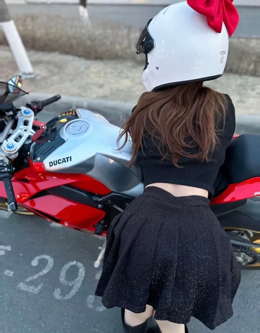 机车女孩手机壁纸|潮流街拍背景图片 - 蝴蝶结头盔「哲风壁纸」 机车女孩手机壁纸|潮流街拍背景图片 - 蝴蝶结头盔「哲风壁纸」