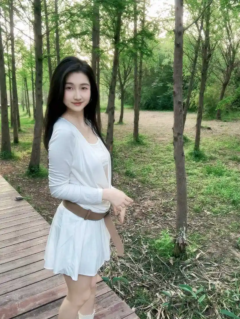 清新少女手机壁纸|户外森林背景图片 - 休闲写真「哲风壁纸」 清新少女手机壁纸|户外森林背景图片 - 休闲写真「哲风壁纸」