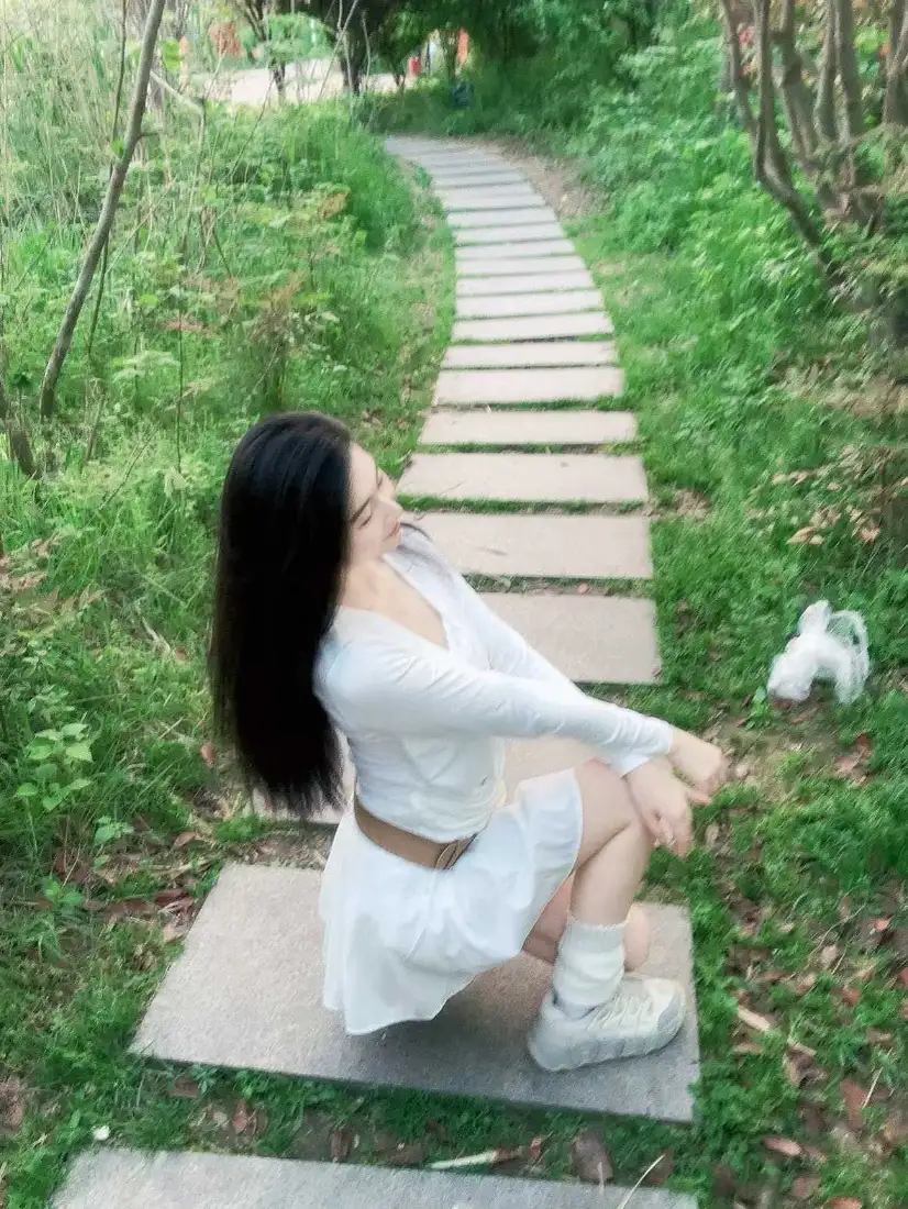 白裙少女手机壁纸｜森林背景图片 - 户外林间写真「哲风壁纸」