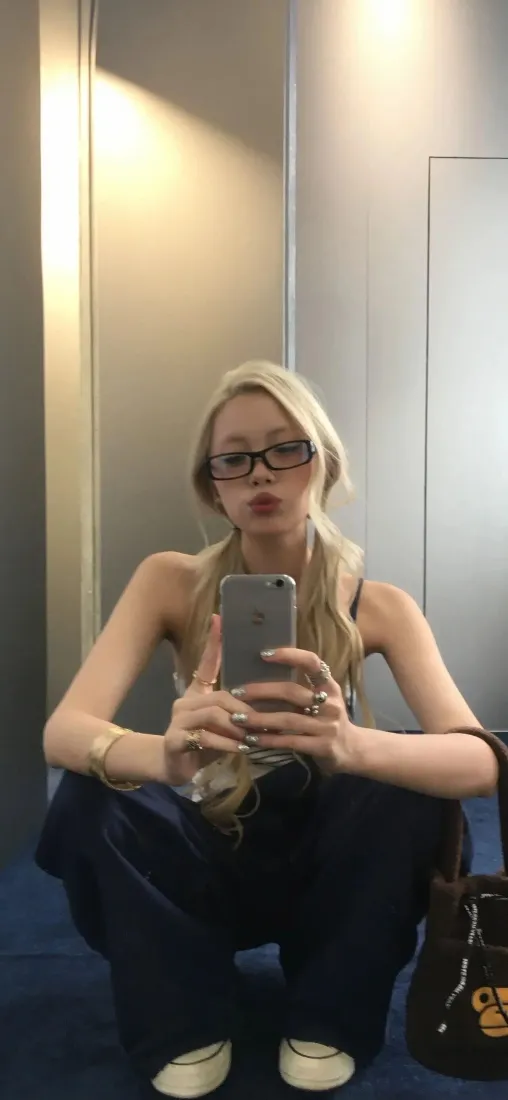 金发美女手机壁纸｜对镜自拍背景图片 - 休闲穿搭「哲风壁纸」