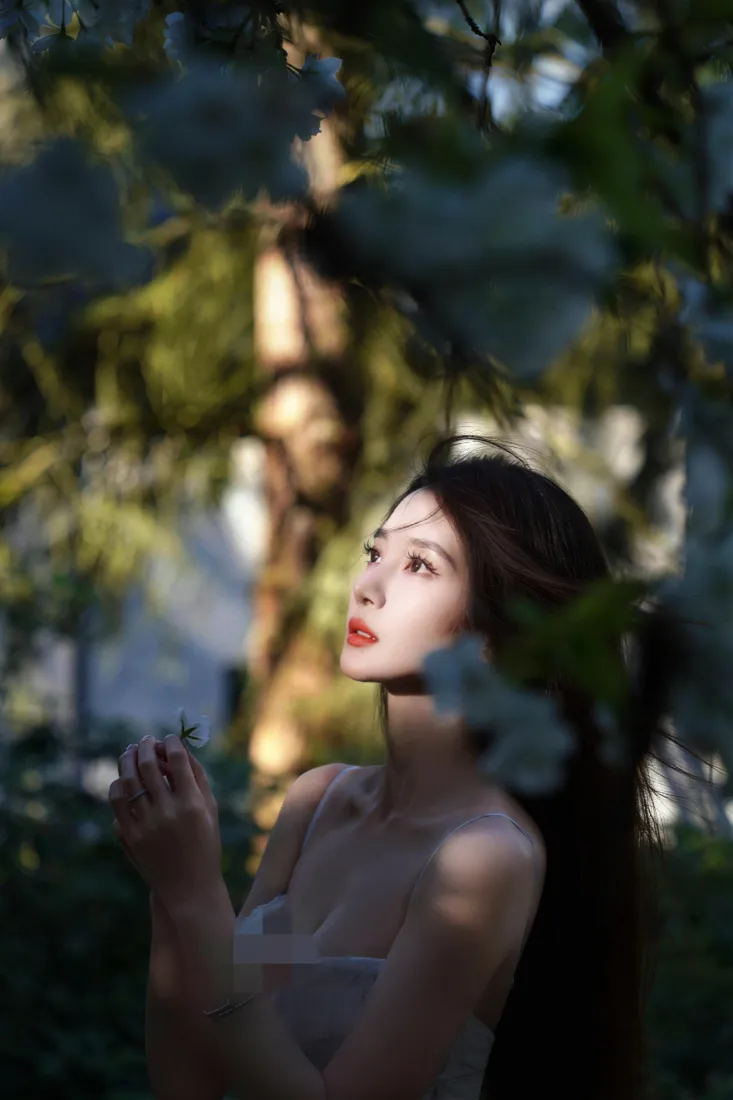 氛围感少女手机壁纸|树荫背景图片 - 户外人像「哲风壁纸」 氛围感少女手机壁纸|树荫背景图片 - 户外人像「哲风壁纸」