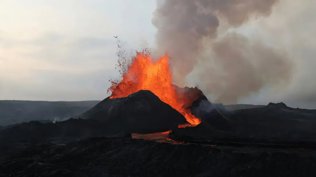 2k火山爆发壁纸｜自然风景背景图片 - 熔岩喷涌「哲风壁纸」