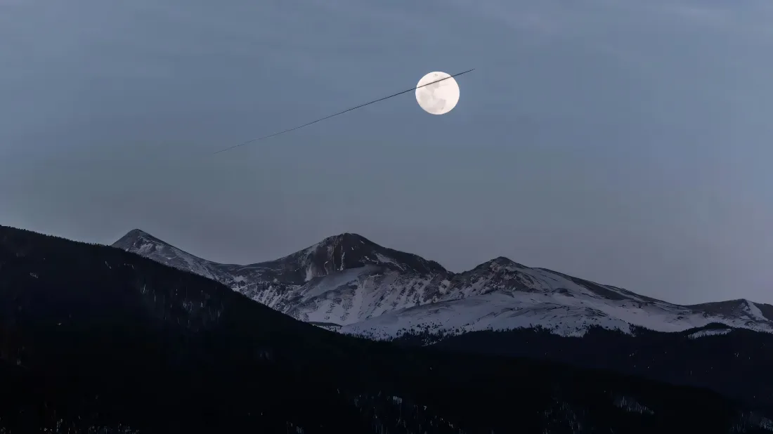 2k雪山圆月壁纸|自然风景背景图片 - 静谧夜空「哲风壁纸」 2k雪山圆月壁纸|自然风景背景图片 - 静谧夜空「哲风壁纸」