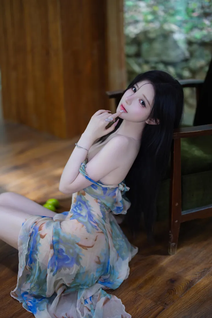 长发美女手机壁纸｜室内背景图片 - 青花连衣裙「哲风壁纸」