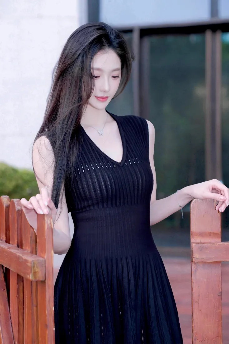 黑衣长发美女手机壁纸|户外街拍背景图片 - 气质女神「哲风壁纸」 黑衣长发美女手机壁纸|户外街拍背景图片 - 气质女神「哲风壁纸」