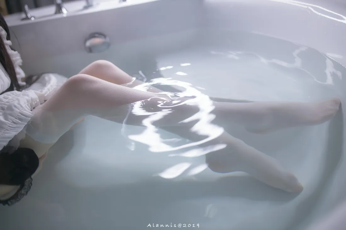 7k女仆壁纸|浴缸背景图片 - 白袜腿部特写「哲风壁纸」 7k女仆壁纸|浴缸背景图片 - 白袜腿部特写「哲风壁纸」