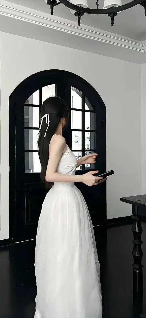 简约氛围感美女手机壁纸|黑白风背景图片 - 白色长裙「哲风壁纸」 简约氛围感美女手机壁纸|黑白风背景图片 - 白色长裙「哲风壁纸」