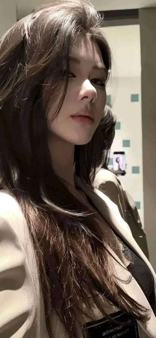 氛围感美女手机壁纸｜高清背景图片 - 质感轻熟「哲风壁纸」