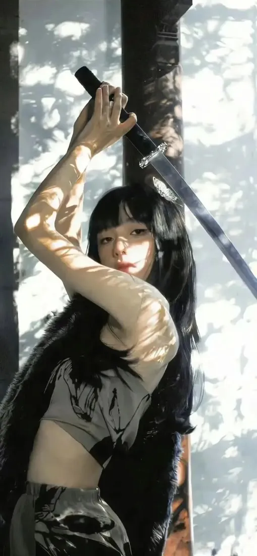持剑美女手机壁纸｜树荫光影背景图片 - 冷艳少女「哲风壁纸」