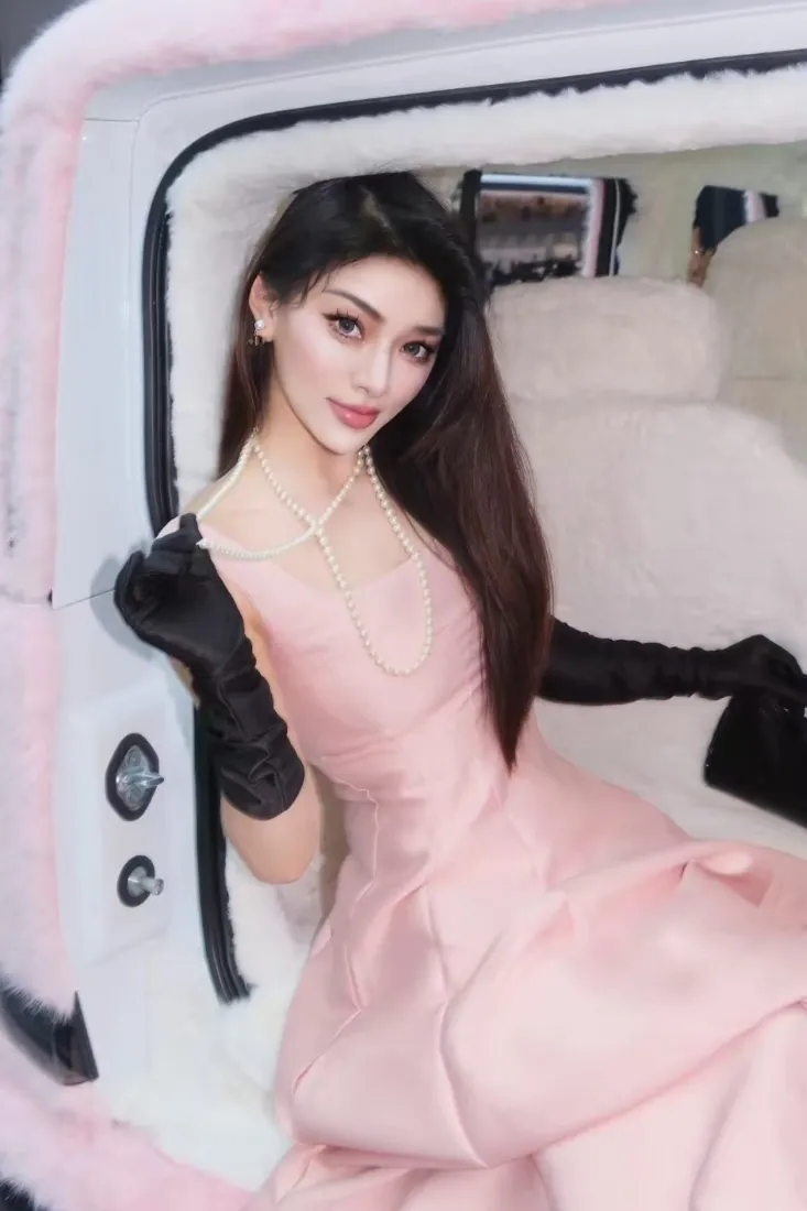 长发美女手机壁纸|车内背景图片 - 粉裙黑手套「哲风壁纸」 长发美女手机壁纸|车内背景图片 - 粉裙黑手套「哲风壁纸」
