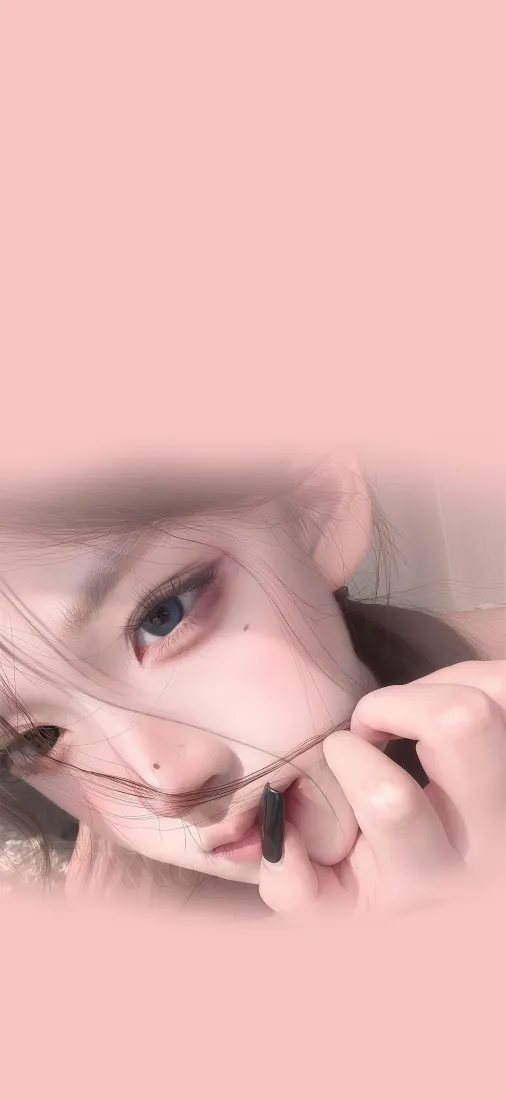粉色渐变背景中，一名女性脸部特写，手捏发丝，氛围柔和朦胧。