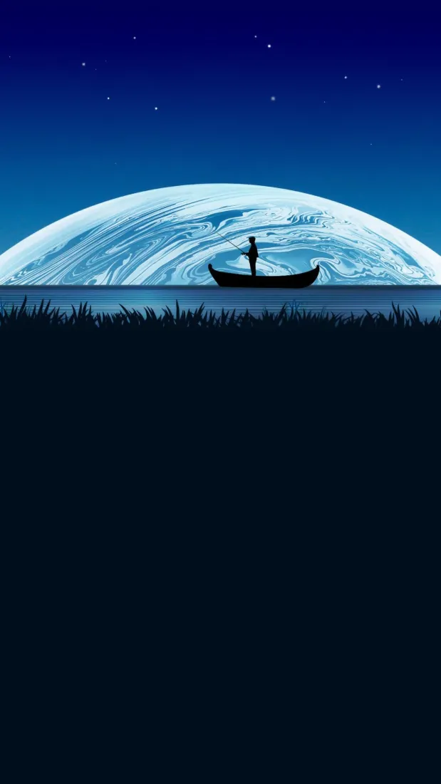 深蓝色星空下，巨型弧形满月悬于水面，孤舟上立着人物剪影，前景是暗色草丛。