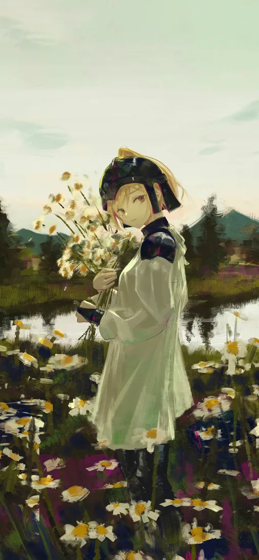 短发女孩手捧雏菊站在湖畔花丛中，背景是远山与树林。