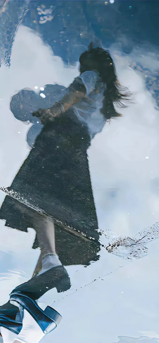 水面倒映着穿黑长裙的长发女生，背景是蓝天白云，清新梦幻。