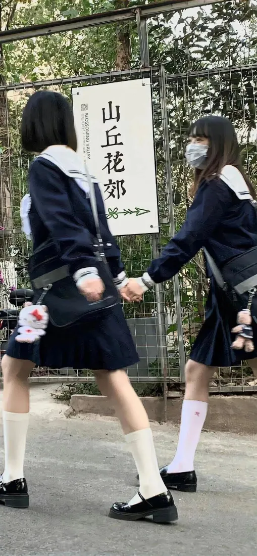 JK制服美女手机壁纸|户外背景图片 - 双子少女「哲风壁纸」 JK制服美女手机壁纸|户外背景图片 - 双子少女「哲风壁纸」