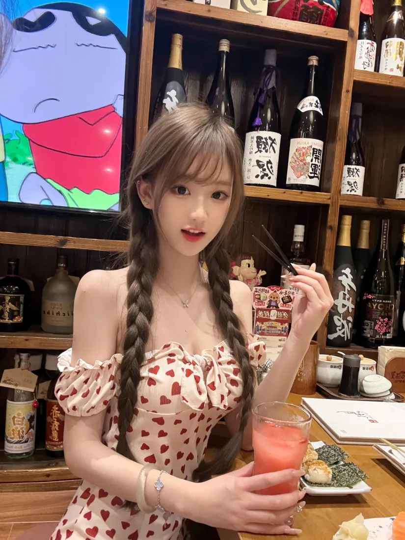 双麻花辫少女穿爱心露肩裙，在居酒屋手持西柚饮料与筷子。