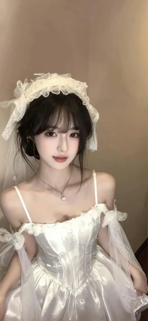 身着白色吊带婚纱、佩戴蕾丝头纱的少女，背景为暖米色墙面