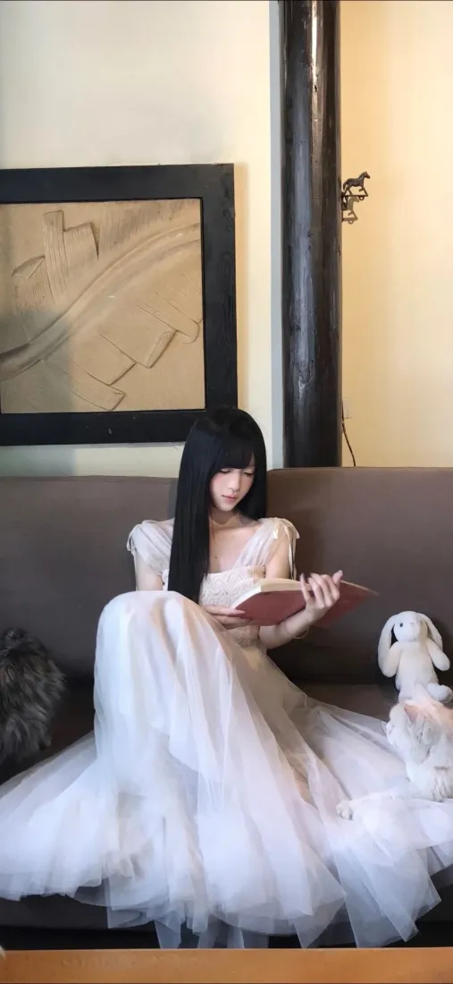 白裙美女手机壁纸｜室内背景图片 - 阅读「哲风壁纸」