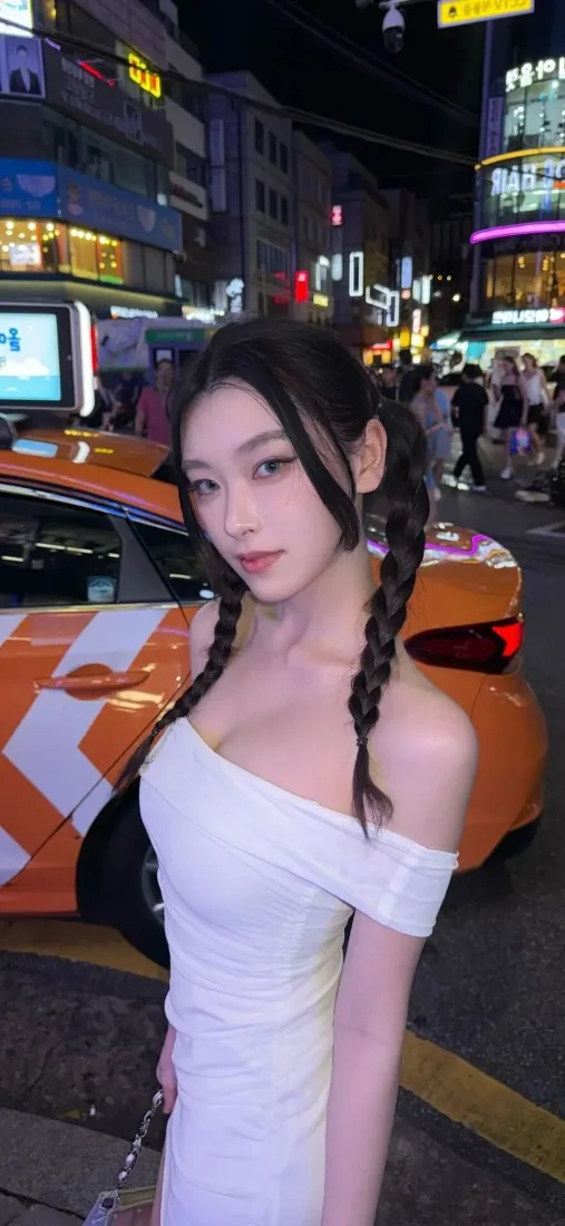 夜晚霓虹街头，双麻花辫白衣女子站在橙色跑车旁，背景是热闹夜市街景