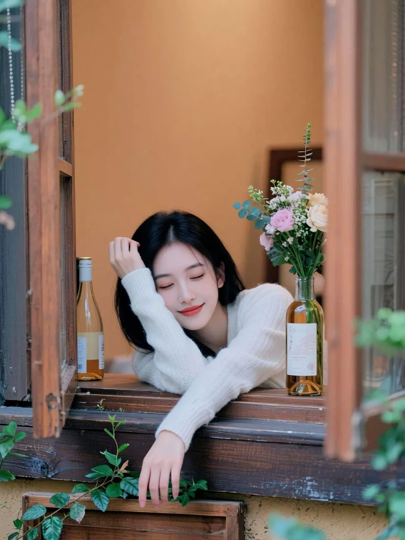 白衣黑发女生闭眼趴在木质窗台上，身旁有花瓶与酒瓶，暖橙墙面衬绿植。