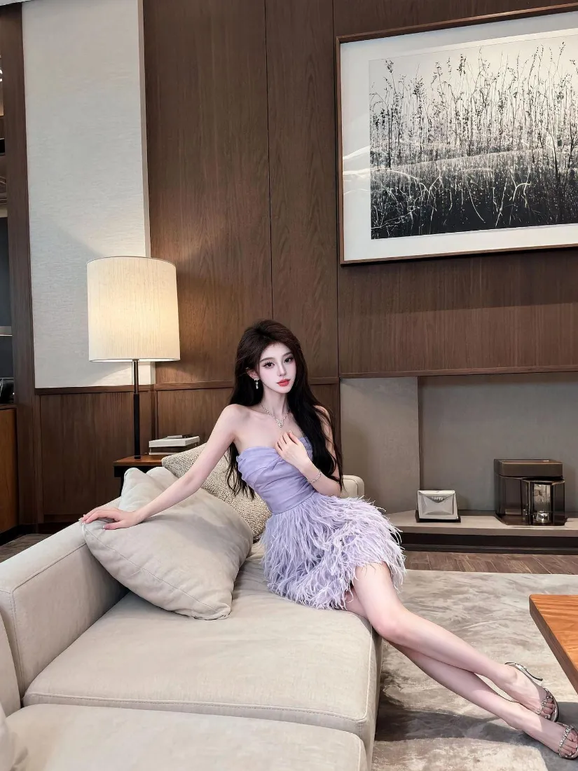 长发女子身着浅紫抹胸羽毛短裙，斜倚在轻奢客厅的米色沙发上。