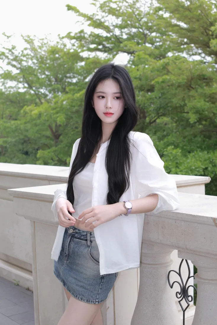 户外露台绿植背景下，身着白衬衫牛仔短裙的黑长直清纯美女倚靠石质栏杆。