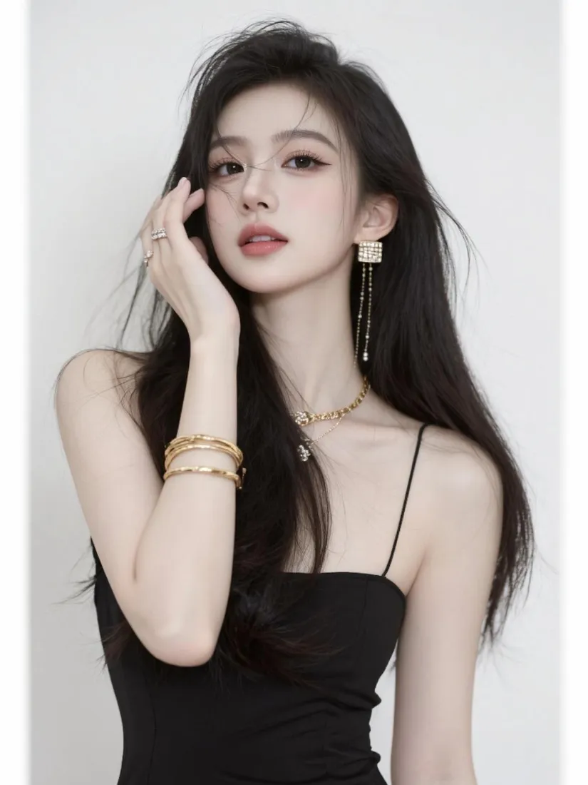 黑长直长发女子身着黑色吊带，佩戴金饰，浅灰纯色背景前手托脸颊。