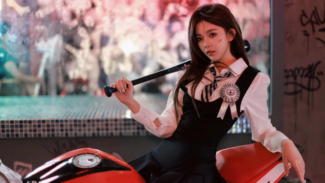 穿JK制服的甜酷少女坐于红色机车上，肩扛棒球棍，背景为樱花与涂鸦墙