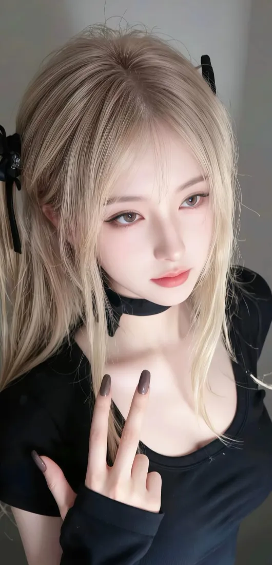 金发双马尾甜酷女生，穿黑色方领上衣戴项圈，比摇滚手势的近景自拍