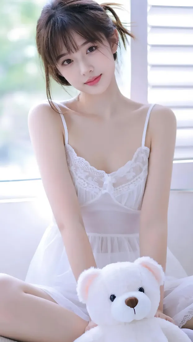 窗边穿白色吊带裙的清纯少女，身前摆放白色毛绒小熊，背景虚化明亮。