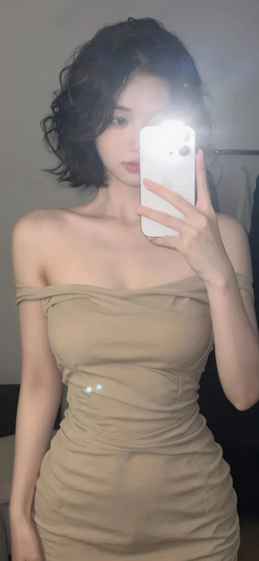 短发卷发女子穿卡其色抹胸紧身裙，举白色手机对镜自拍