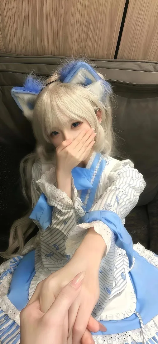 银发猫耳少女身着蓝白洛丽塔服饰，一手捂嘴，一手被他人牵住。