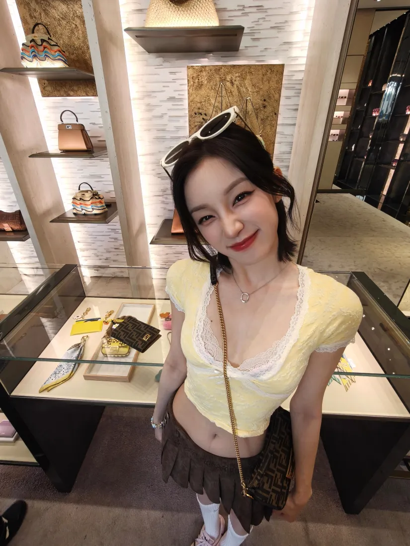 宋雨琦手机壁纸|包包店背景图片 - 黄色短上衣甜酷穿搭「哲风壁纸」 宋雨琦手机壁纸|包包店背景图片 - 黄色短上衣甜酷穿搭「哲风壁纸」