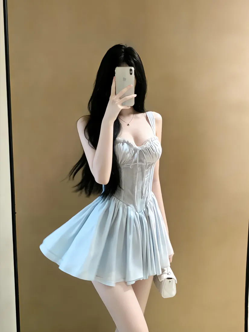 淡蓝吊带裙长发美女手机壁纸|简约室内背景图片 - 时尚对镜自拍「哲风壁纸」 淡蓝吊带裙长发美女手机壁纸|简约室内背景图片 - 时尚对镜自拍「哲风壁纸」
