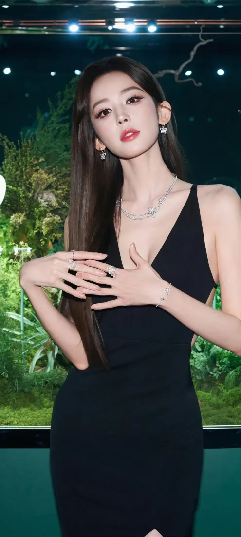 长发美女手机壁纸|深绿黑裙背景图片 - 氛围感时尚写真「哲风壁纸」 长发美女手机壁纸|深绿黑裙背景图片 - 氛围感时尚写真「哲风壁纸」