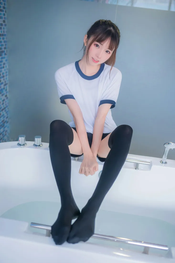 绮太郎手机壁纸｜体操服过膝袜少女背景图片 - 浴室写真「哲风壁纸」