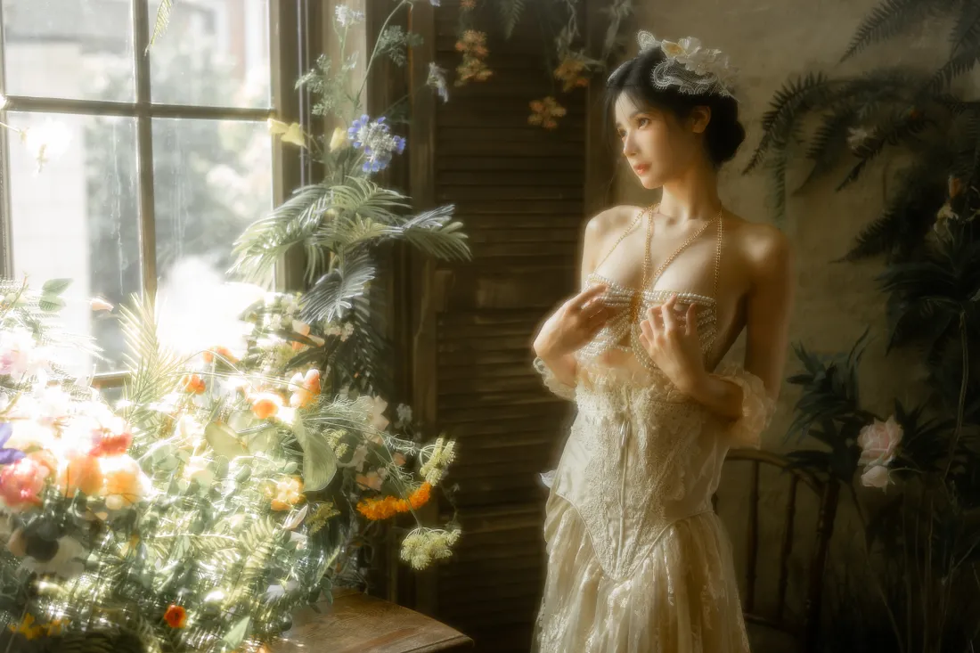 8kcosplay少女壁纸|白裙花房背景图片 - 暖光人像「哲风壁纸」 8kcosplay少女壁纸|白裙花房背景图片 - 暖光人像「哲风壁纸」