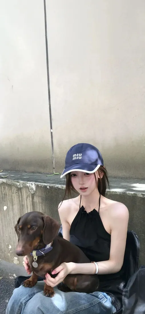 棒球帽美女手机壁纸|抱小狗户外背景图片 - 休闲时尚穿搭「哲风壁纸」 棒球帽美女手机壁纸|抱小狗户外背景图片 - 休闲时尚穿搭「哲风壁纸」