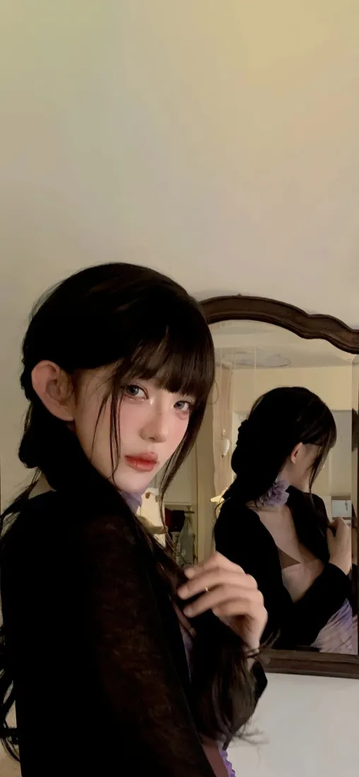 冷艳黑发美女手机壁纸|室内对镜自拍背景图片 - 氛围感人像「哲风壁纸」 冷艳黑发美女手机壁纸|室内对镜自拍背景图片 - 氛围感人像「哲风壁纸」