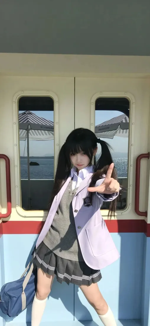 双马尾可爱少女手机壁纸|户外列车背景图片 - 青春校园风穿搭「哲风壁纸」 双马尾可爱少女手机壁纸|户外列车背景图片 - 青春校园风穿搭「哲风壁纸」