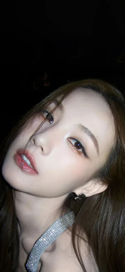 气质美女手机壁纸|纯黑背景图片 - 简约氛围感人像「哲风壁纸」 气质美女手机壁纸|纯黑背景图片 - 简约氛围感人像「哲风壁纸」