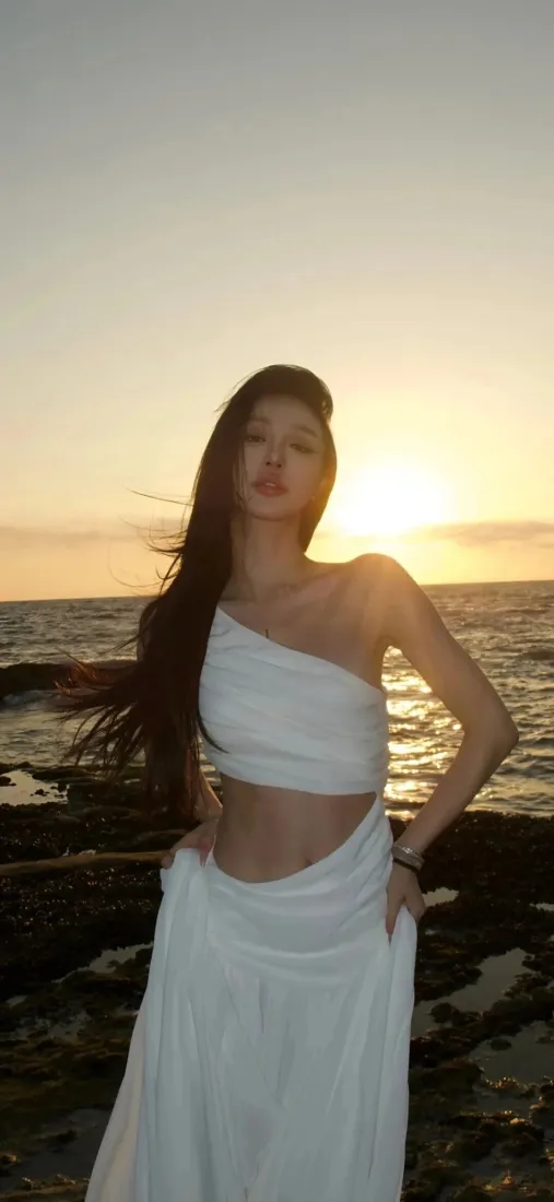 海边长发美女手机壁纸|黄昏礁石海岸背景图片 - 白裙氛围感人像「哲风壁纸」 海边长发美女手机壁纸|黄昏礁石海岸背景图片 - 白裙氛围感人像「哲风壁纸」