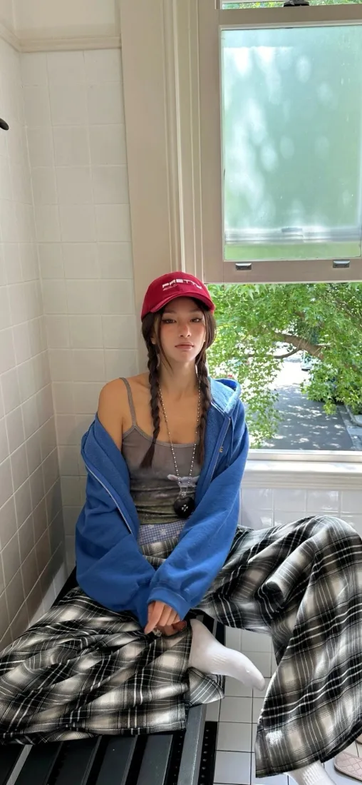 双麻花辫美女手机壁纸|室内窗边背景图片 - 格子裤穿搭「哲风壁纸」 双麻花辫美女手机壁纸|室内窗边背景图片 - 格子裤穿搭「哲风壁纸」