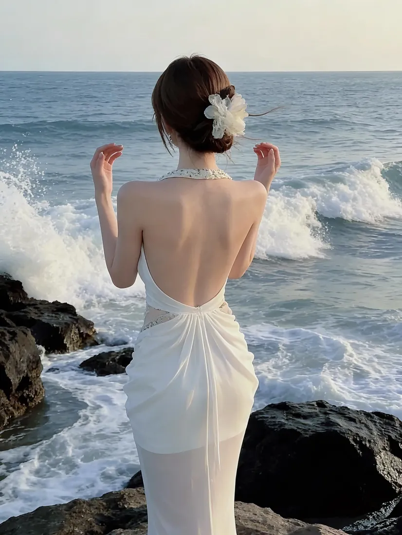 海边露背白裙美女手机壁纸|海浪礁石背景图片 - 氛围感人像「哲风壁纸」 海边露背白裙美女手机壁纸|海浪礁石背景图片 - 氛围感人像「哲风壁纸」