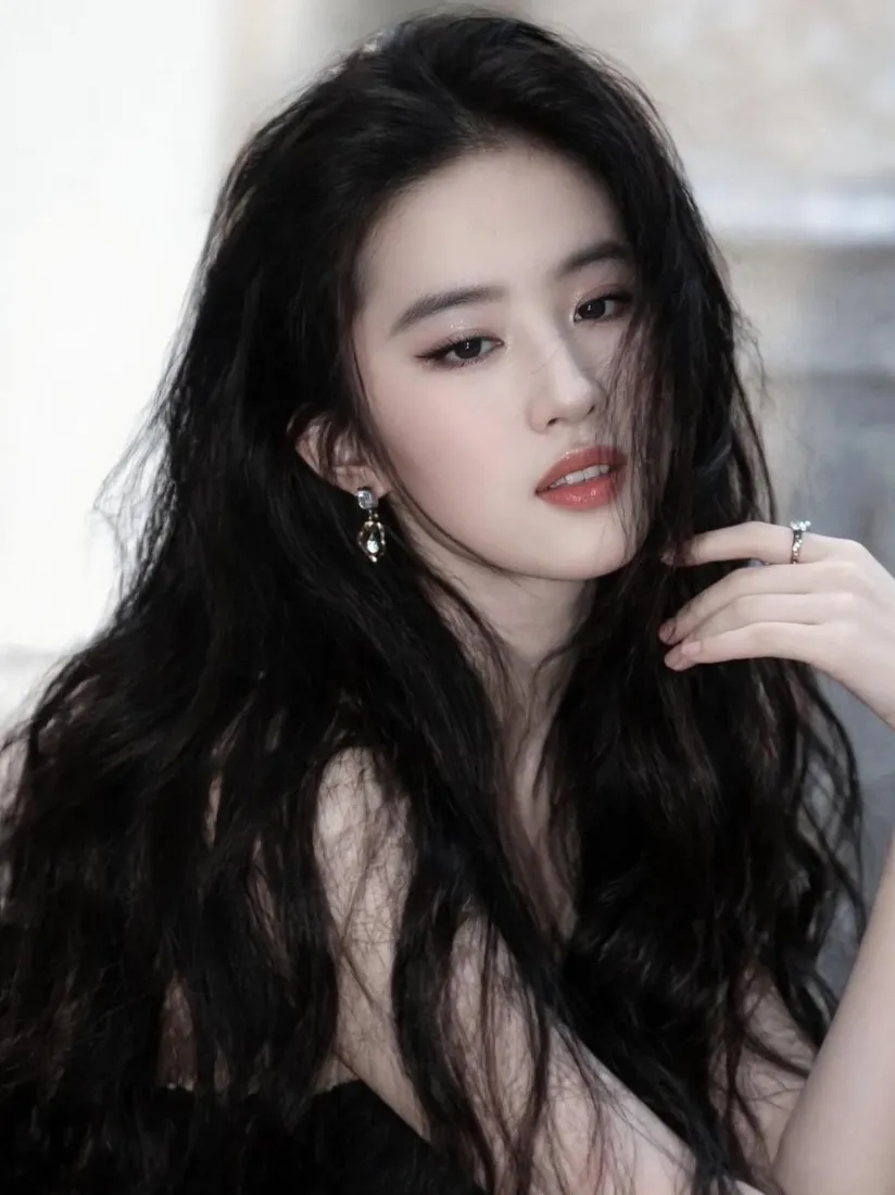 刘亦菲手机壁纸|黑色卷发背景图片 - 清冷气质美女「哲风壁纸」 刘亦菲手机壁纸|黑色卷发背景图片 - 清冷气质美女「哲风壁纸」