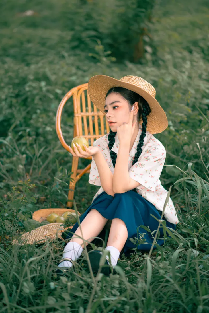 草帽少女手机壁纸｜清晨阳光草地背景图片 - 清新户外人像「哲风壁纸」