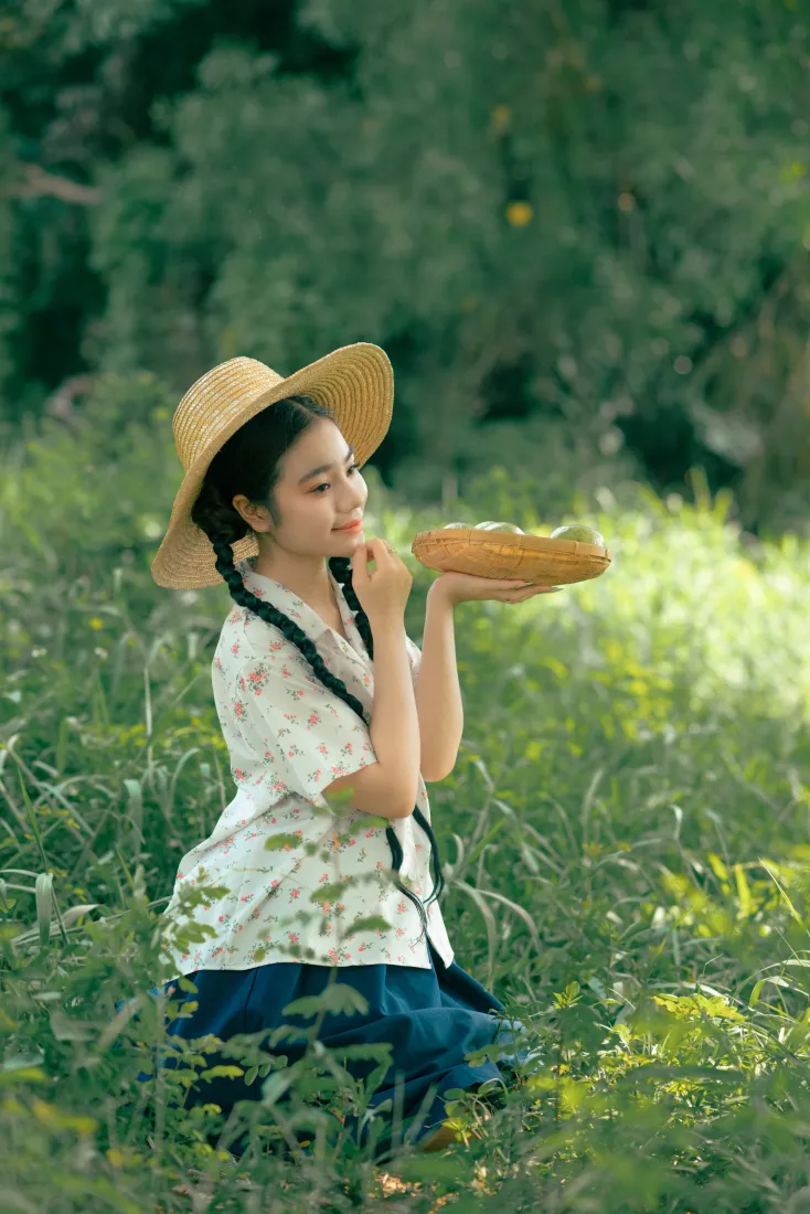 草帽少女手机壁纸|户外草地背景图片 - 清晨阳光「哲风壁纸」 草帽少女手机壁纸|户外草地背景图片 - 清晨阳光「哲风壁纸」