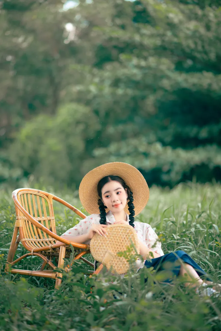 草帽少女手机壁纸|郊外草地背景图片 - 清晨阳光清新「哲风壁纸」 草帽少女手机壁纸|郊外草地背景图片 - 清晨阳光清新「哲风壁纸」