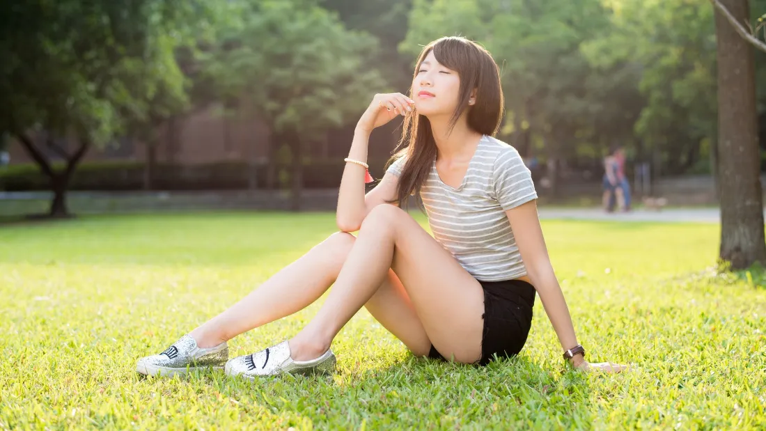 2k甜美女生壁纸｜草坪户外背景图片 - 清新休闲写真「哲风壁纸」